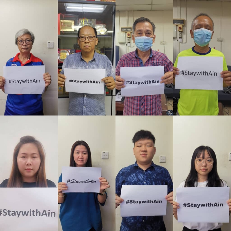 颜碧贞（上排左一）与峇株巴辖行动党成员举起#StandwithAin纸牌，坚定表达反对强奸玩笑的立场。