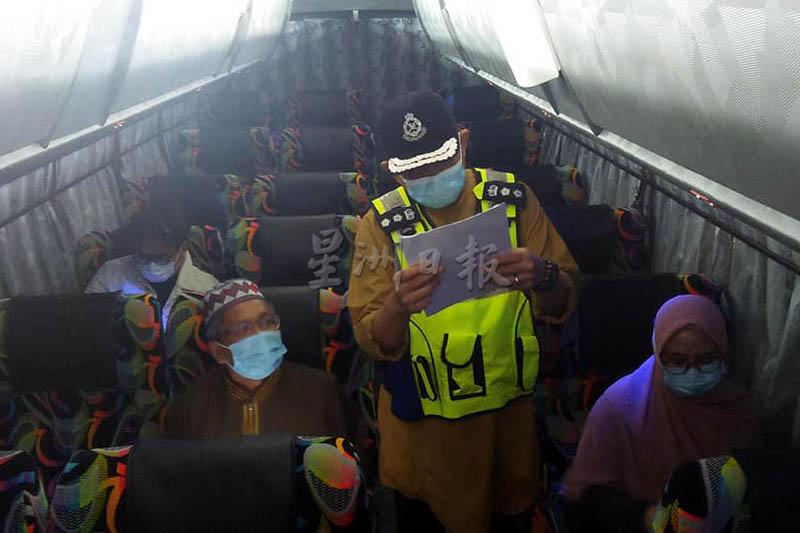 诺再尼在长巴里突检，确保每一名乘客都有严守SOP条规。（取自威北警方脸书）
