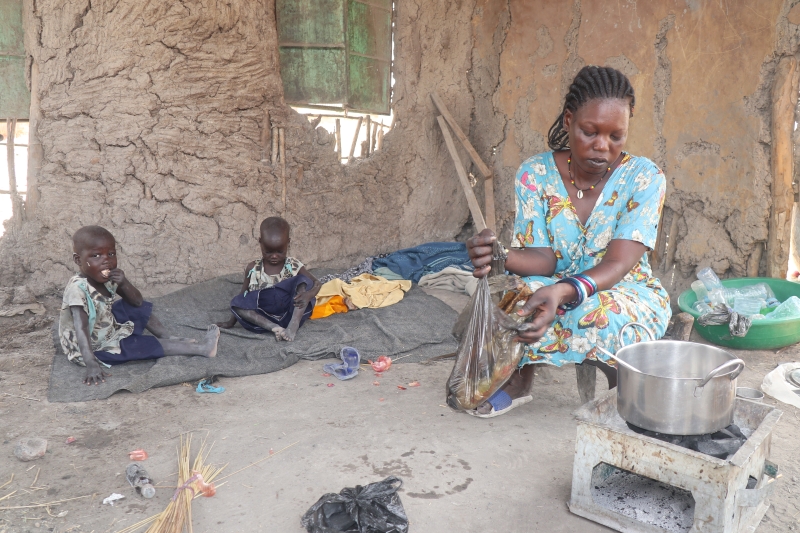 安祖莲娜是鱼贩，但如今经济不景气，生意清淡，一家人一天只吃一餐。带著子女与生病的母亲同住，她担心雨季到来时，大家就得挨饿了。