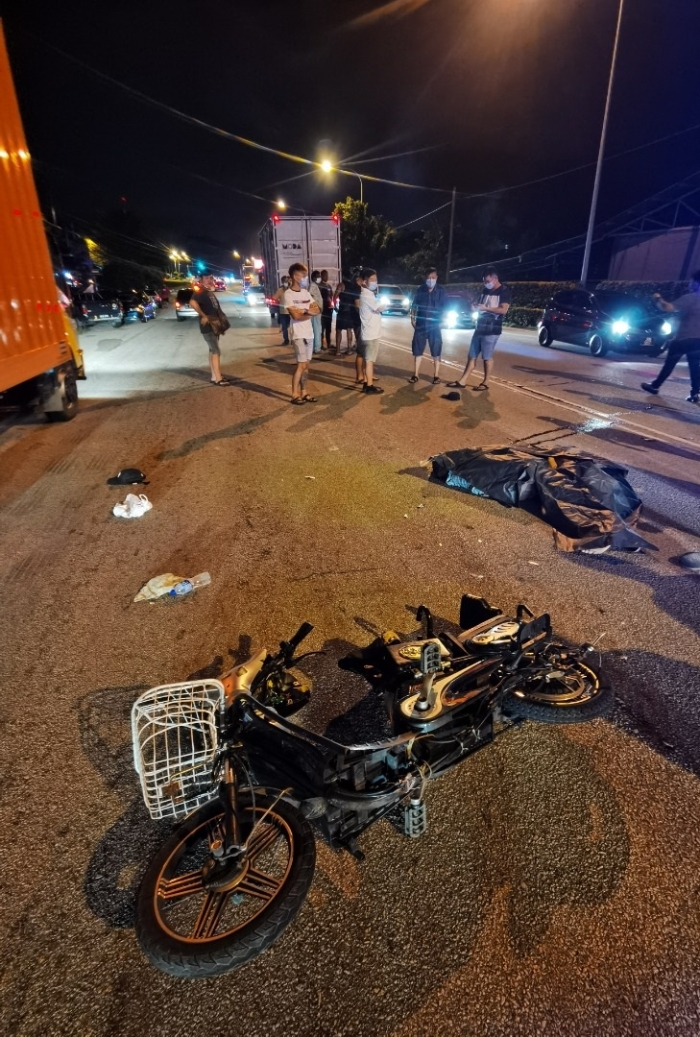 两名男子共乘电动脚车驶出路口时撞上罗里，身受重创当场丧命。