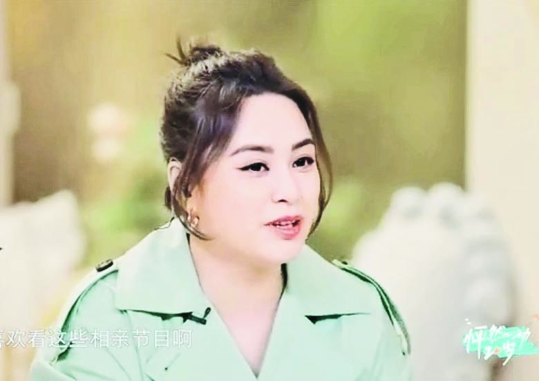 阿娇上月底录中国综艺秀《怦然心动20岁》，胖到脖子都不见了，震惊娱乐圈，但有指她是为新戏增肥，因签了保密协议不能透露详情。