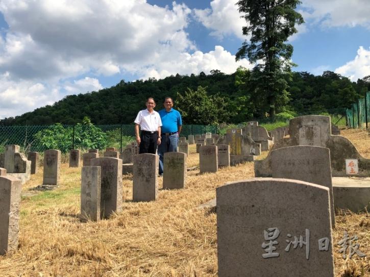 陈亚才（左）身旁是罹难者的亲属，513事件导致他一共失去了9位亲人，其中8位就葬在513墓园里。（图：受访者提供）
