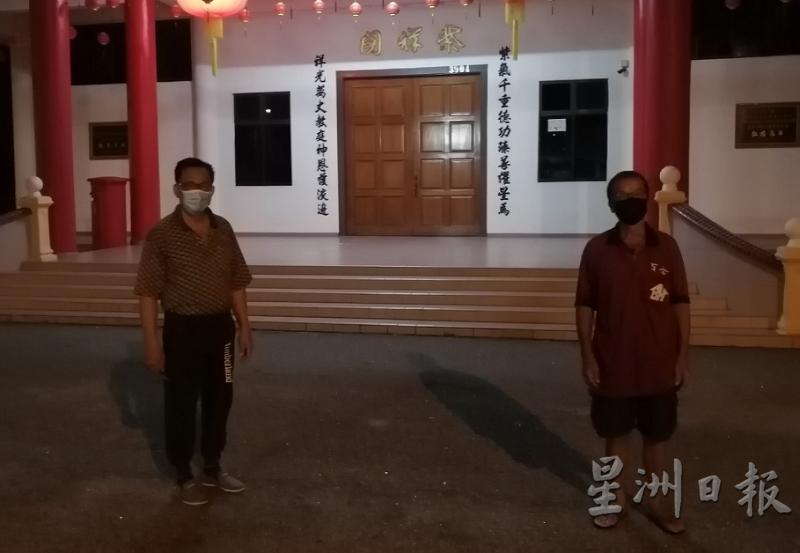 谢辉华（左）宣布该阁关闭15天，直至卫塞节再重新开放。