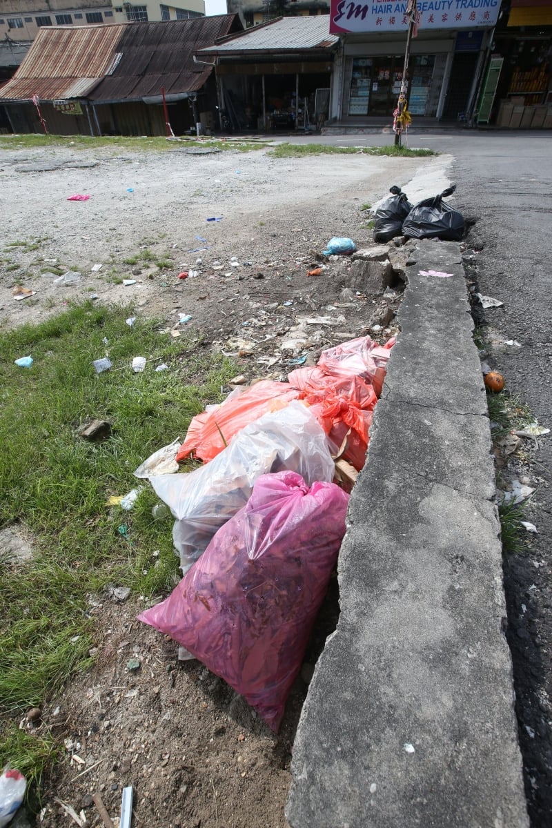 沙登新村早市巴刹停车场附近一处已经成为“垃圾堆“，尽管有清洁工人前来打扫，但不久后，又会出现新一批垃圾。