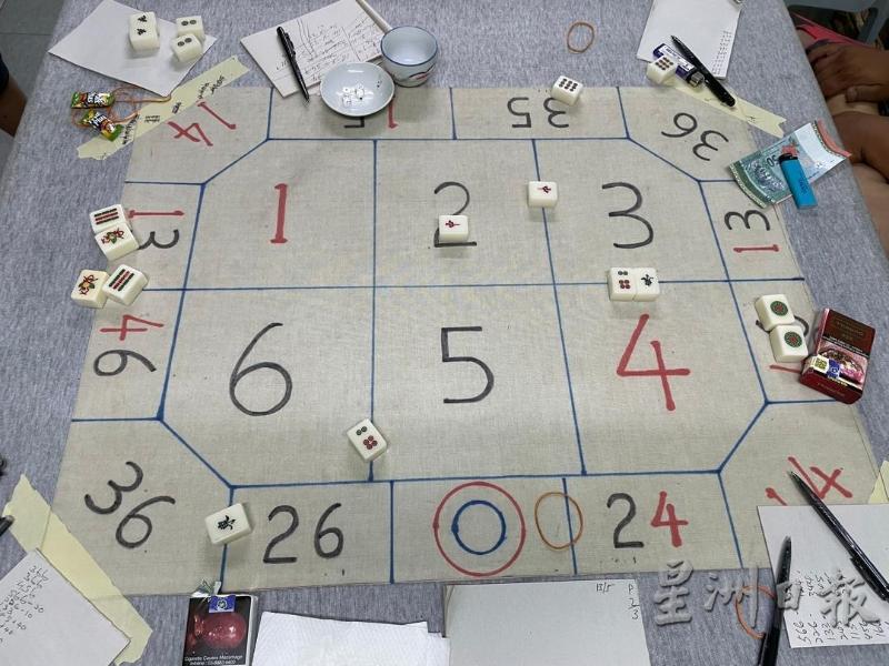 警方在现场发现骰子、456牌棋等赌具。
