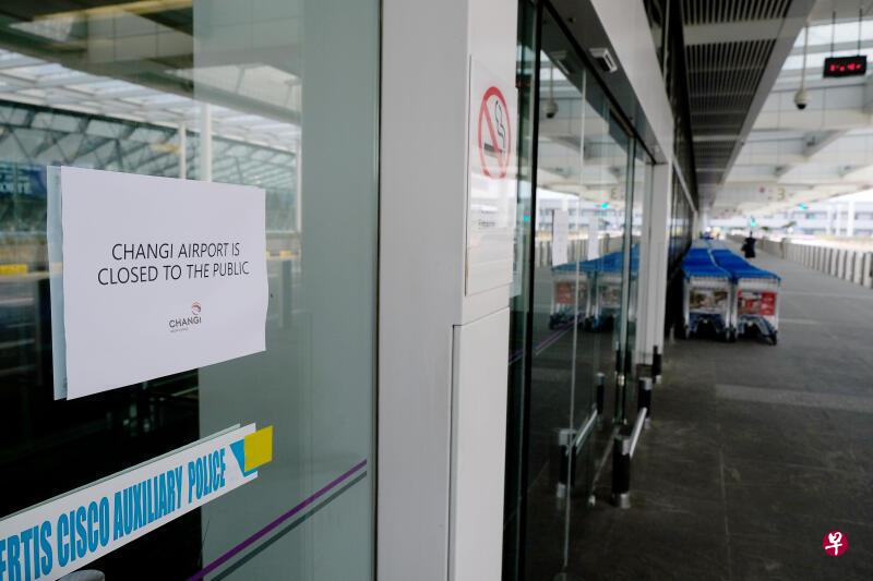 樟宜机场感染群扩大至46起病例，星耀樟宜关闭至27日，所有搭客大厦这期间也限制通行。（图：联合早报）