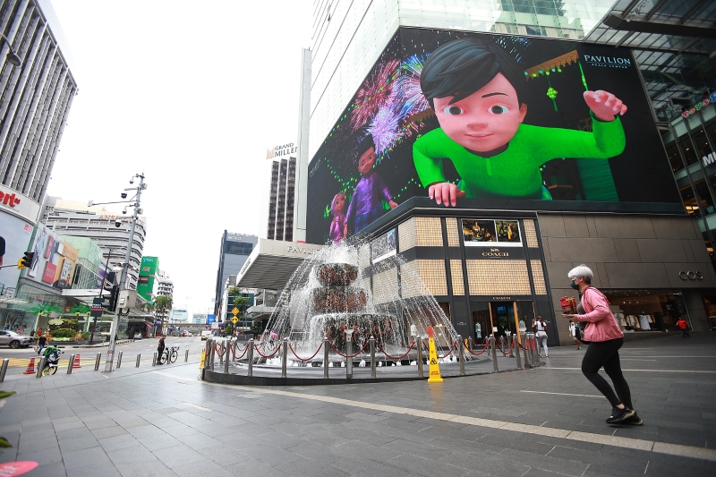 柏威年广场大门口的巨型3D开斋节广告，吸引不到人潮前来打卡。