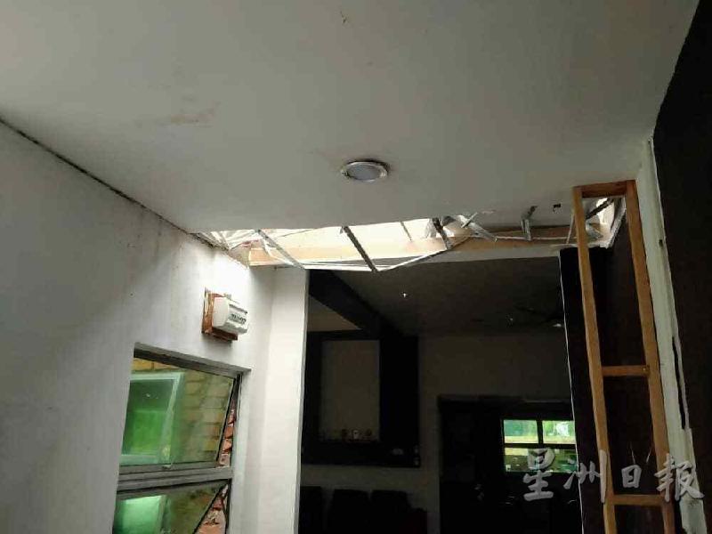 雨水從損壞的天花板“破口”流入屋內。