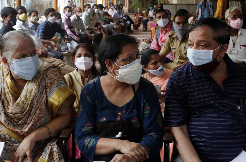 在印度孟买，人民正排队接种冠病疫苗。（图：美联社）