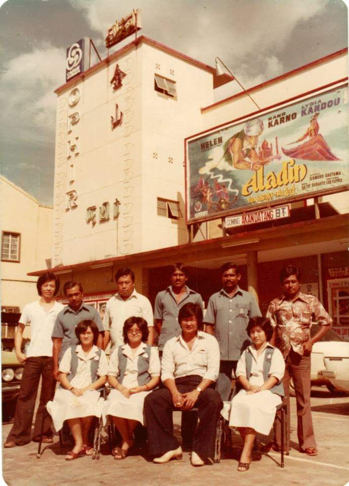 1988年，金山戏院脱离国泰机构时，赖斯威(站者左一)及部分同事们与国泰机构代表(坐者右二)合影。