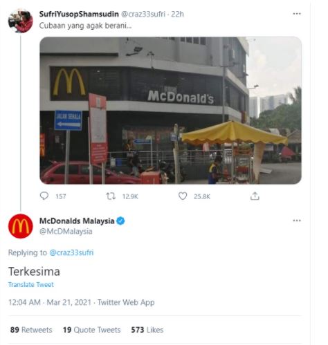 推特早前流传一张汉堡包摊贩在麦当劳前摆摊的照片，连麦当劳也留言表示惊讶。