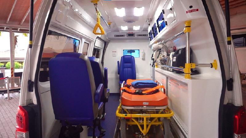 救护车内的医疗设备一应俱全。