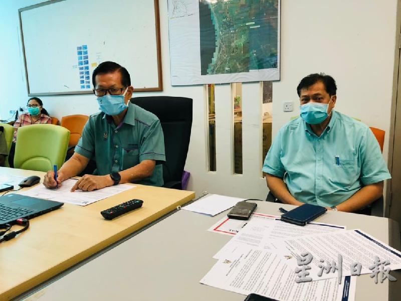美里省灾难管理委员会负责人李景胜（左）和主席阿都阿兹参加Zoom视讯会议。