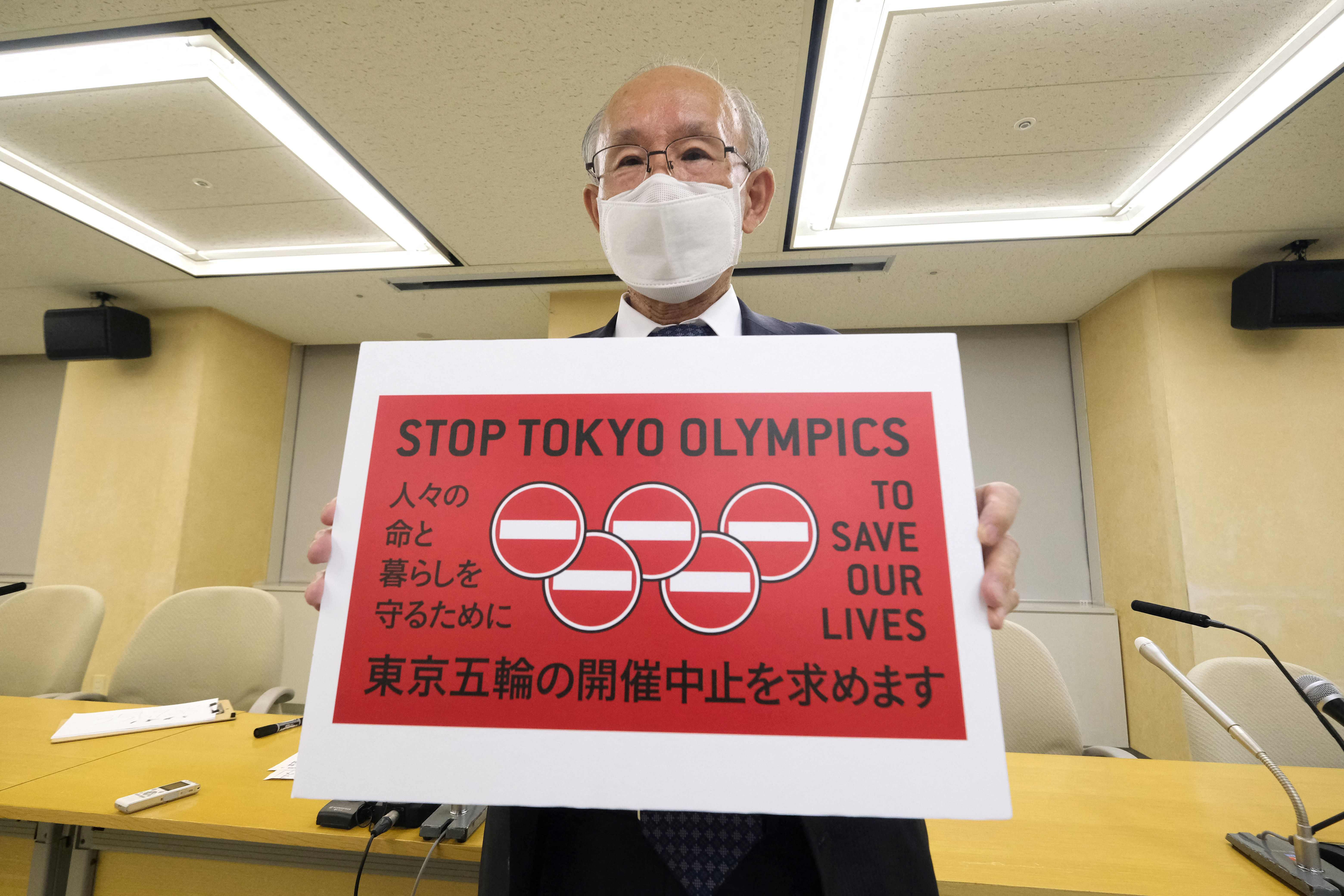 日本律师宇都宫健儿递交停办奥运请愿书，短时间内共35万人签名，他呼吁“停办东京奥运会”。（法新社照片）

