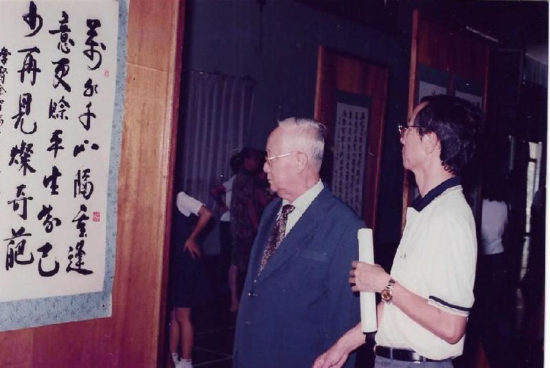 陈瑞兴陪同拿督佘智瑞（左）欣赏书法展出。