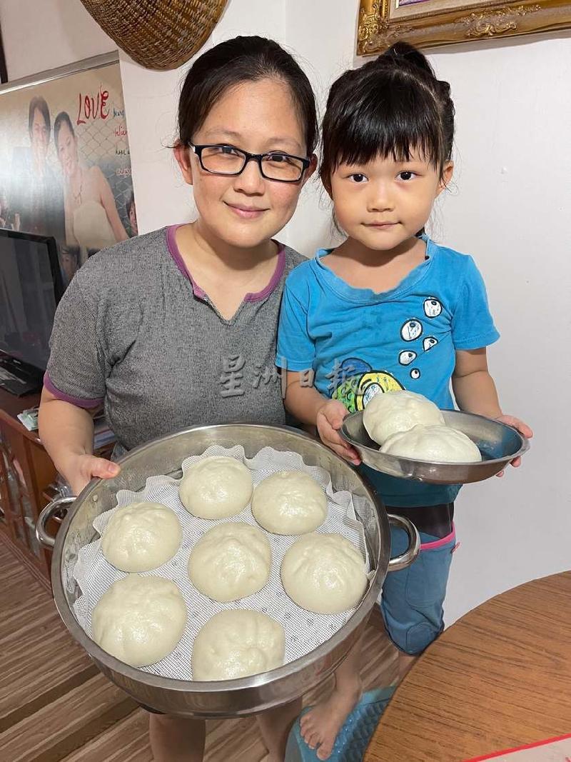 
陈莉玲（左）分享， 这款古早味白包是家里常见早餐，深受老公孩子喜爱，尤其以牛油馅和花生馅最受欢迎。