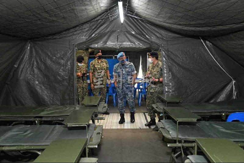 
大马国防卫队首长阿芬迪（左二）昨日工作访问加帛军方野战医院。