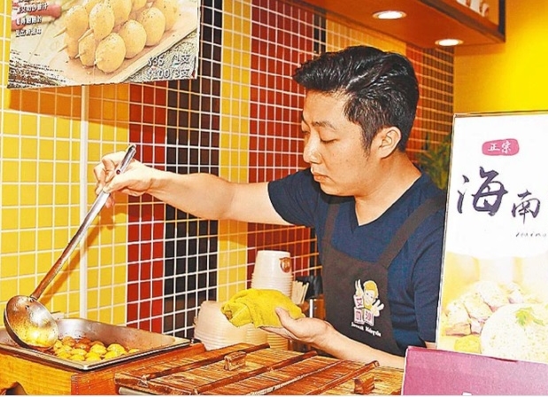 艾成苦撑在西门町经营的“艾叻沙马来西亚小吃餐厅”。