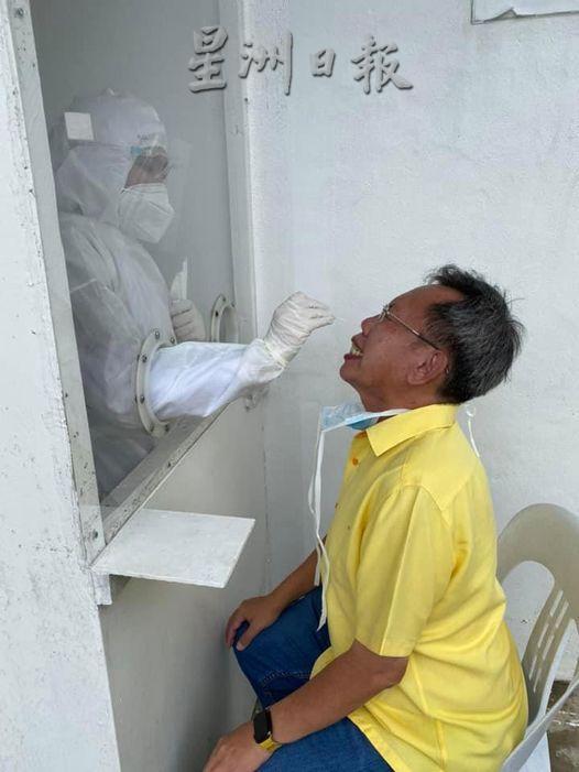 
沈桂贤再次接受冠病检测，并提醒民众即使完成2次接种疫苗，也依然必须遵守防范冠病措施。