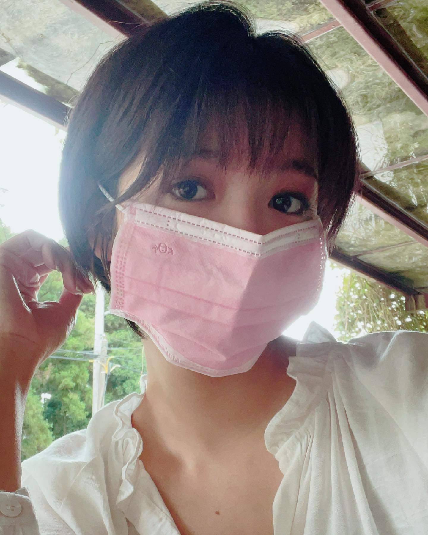 刘倩妏正在新竹拍戏，并指拍戏这几天都是出外景，非拍戏时段也全程配戴口罩。