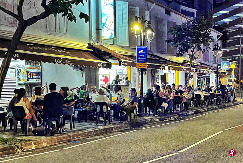 堂食禁令开始首日，凌晨12时仍有超过70人在咖啡店内用餐。