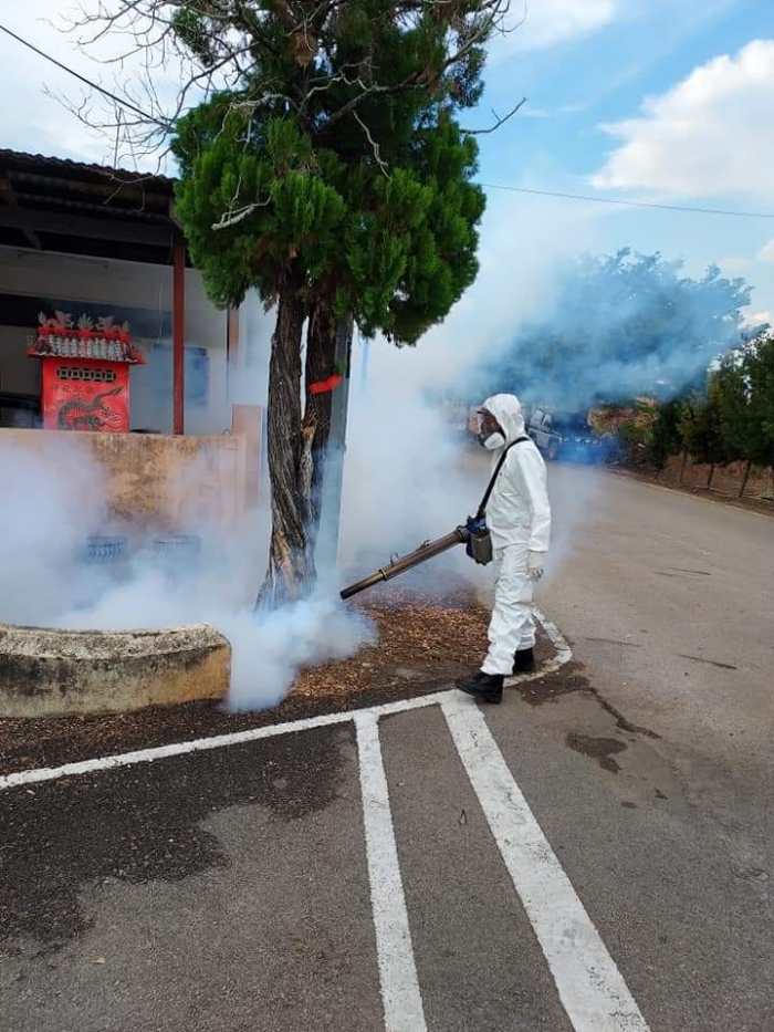 武吉甘蜜自愿消防队多次出动喷射蚊药，协助居民对抗基孔肯雅症。