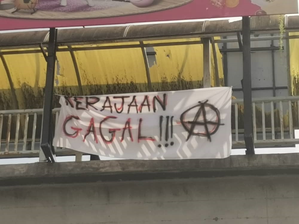 新板路行人天桥出现一幅写著“失败政府”的横幅，引起公众的注意并议论。