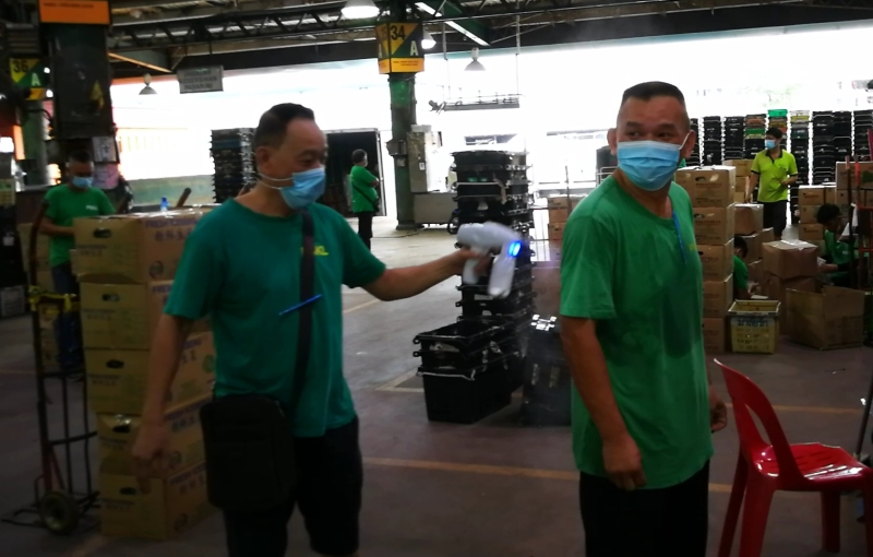 尽管吉隆坡批发公市已经关闭8日和展开大规模的消毒，惟业者们在复业的首日仍不敢掉以轻心，勤洗手和进行消毒。