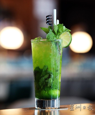Green N Licious，RM20：吧台特调的无酒精绿色饮料，由薄荷、日本小黄瓜汁、抹茶，再加上酸柑汁组成，酸甜清爽，最适合搭配重口味的美味佳肴，是炎热天气的解暑佳品。