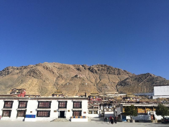 扎什伦布寺是西藏历代班禅喇嘛的驻锡地 。