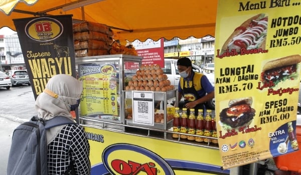 Firdaus' burger stall has attracted many patrons after the photo of the stall in front of McDonald's went viral on social media. SIN CHEW DAILY Firdaus' burger stall has attracted many patrons after the photo of the stall in front of McDonald's went viral on social media. SIN CHEW DAILY