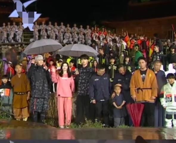 汪东城（前排左起）、景甜及范丞丞出席活动，在拍摄大合照时撑伞的举动引发争议，反之陪大家一起淋雨的释小龙（前排右）获赞好。