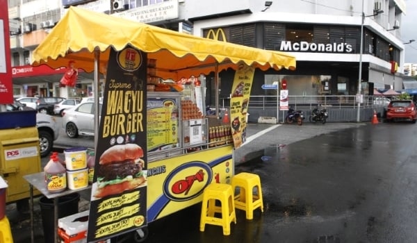 Firdaus' burger stall in front of McDonald's in Desa Kepong. SIN CHEW DAILY Firdaus' burger stall in front of McDonald's in Desa Kepong. SIN CHEW DAILY