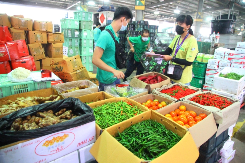 吉隆坡批发公市在周一（17日）恢复蔬菜供应，现场摆卖多种蔬果。