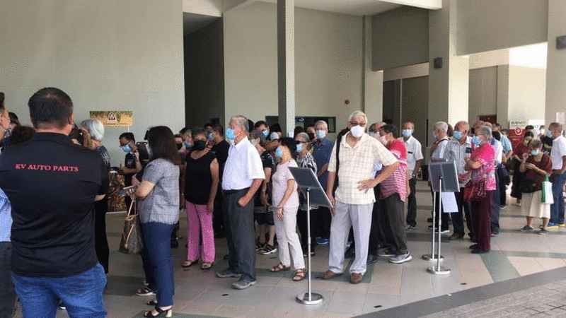 位于沙巴联邦行政中心礼堂的疫苗接种中心週一早上出现失序人潮拥挤的现象。