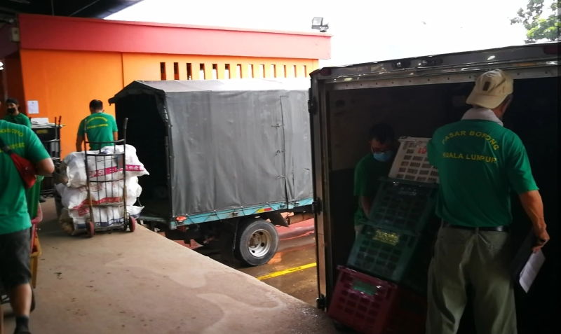 多辆罗里在上午时段陆续抵达批发公市，员工们在卸货区忙着上货和卸货。