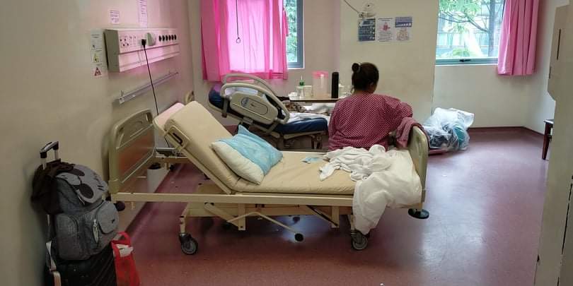 郭妍家向本报提供一张她在医院隔离照片，她在产前确诊感染冠病，医生决定为她剖腹生产，初生婴儿将被送往加护病房观察，而她也须独自坐月子。