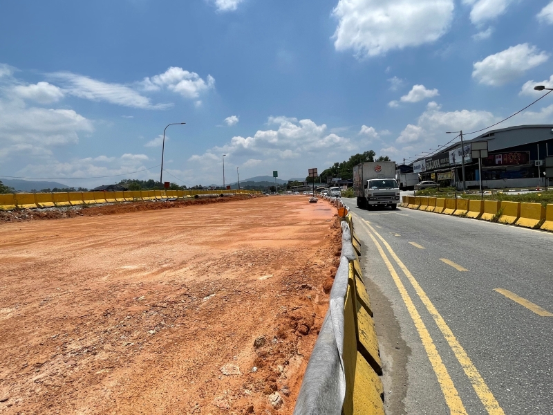 承包商已在马路中央的垫起3呎高的黄泥，准备进行马路扩建工程。