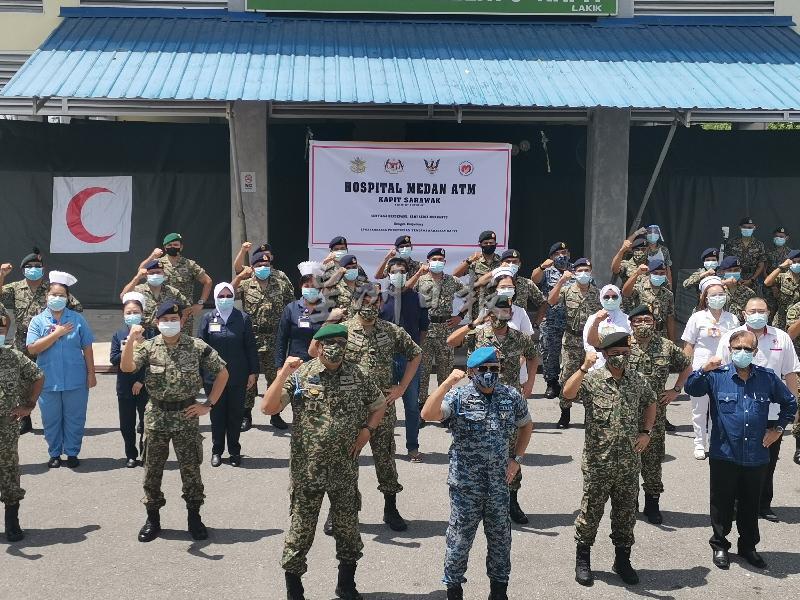 大马国防卫队首长阿芬迪（前排中）等嘉宾在加帛军方野战医院前合影。
