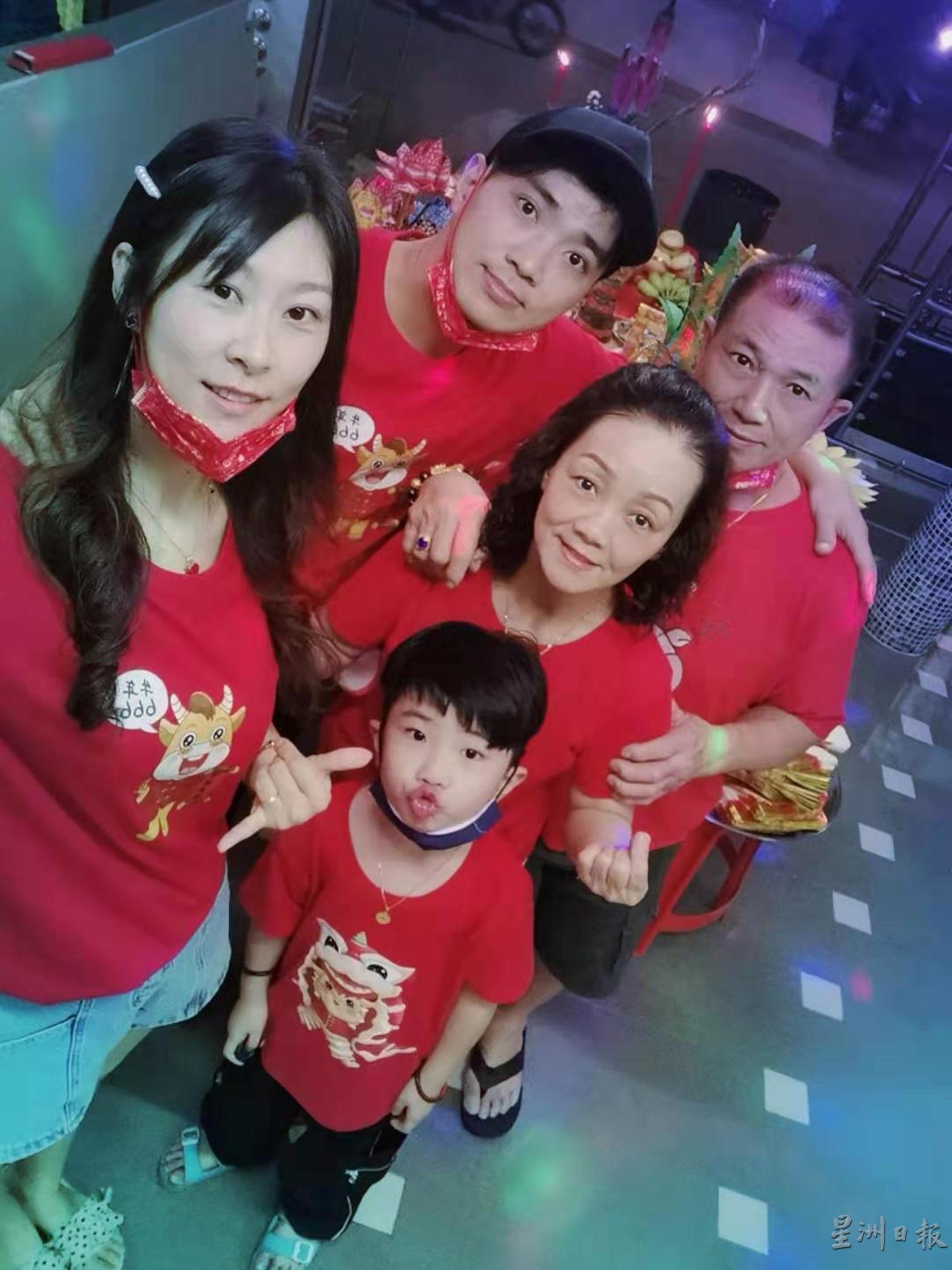 农历新年期间，陈雄伟（后排中）家人穿上相同的牛年T恤，一齐欢度新年。

