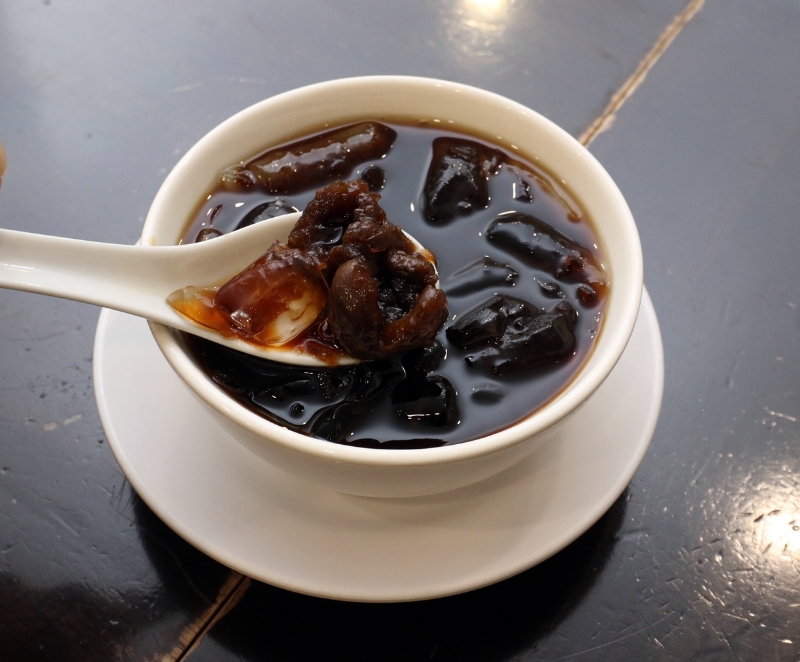 食客郑俊威最爱的龙眼罗汉果，味道浓郁甘甜，而且清凉解渴。