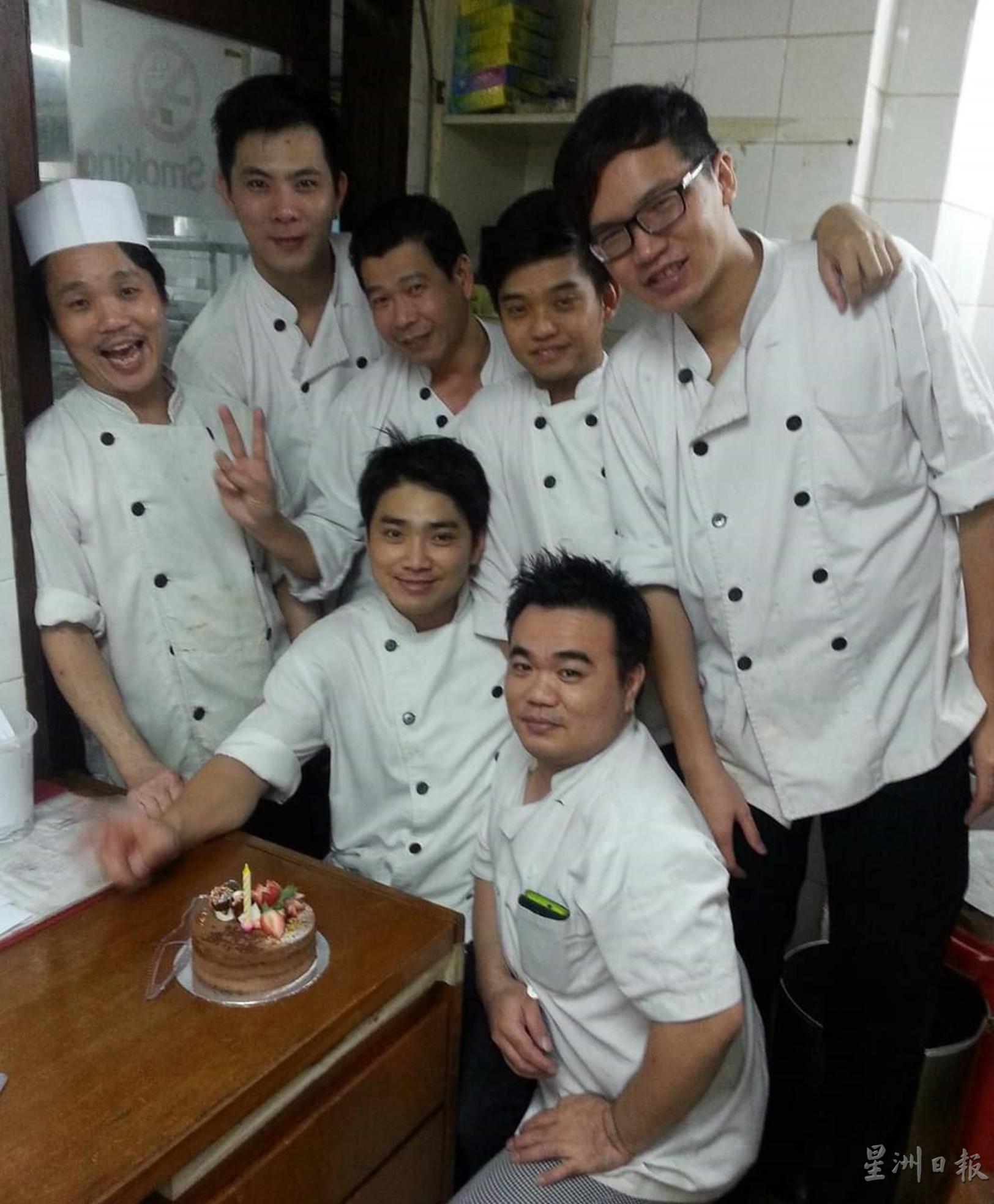 陈雄伟在新加坡任厨师时，同事为他庆生。

