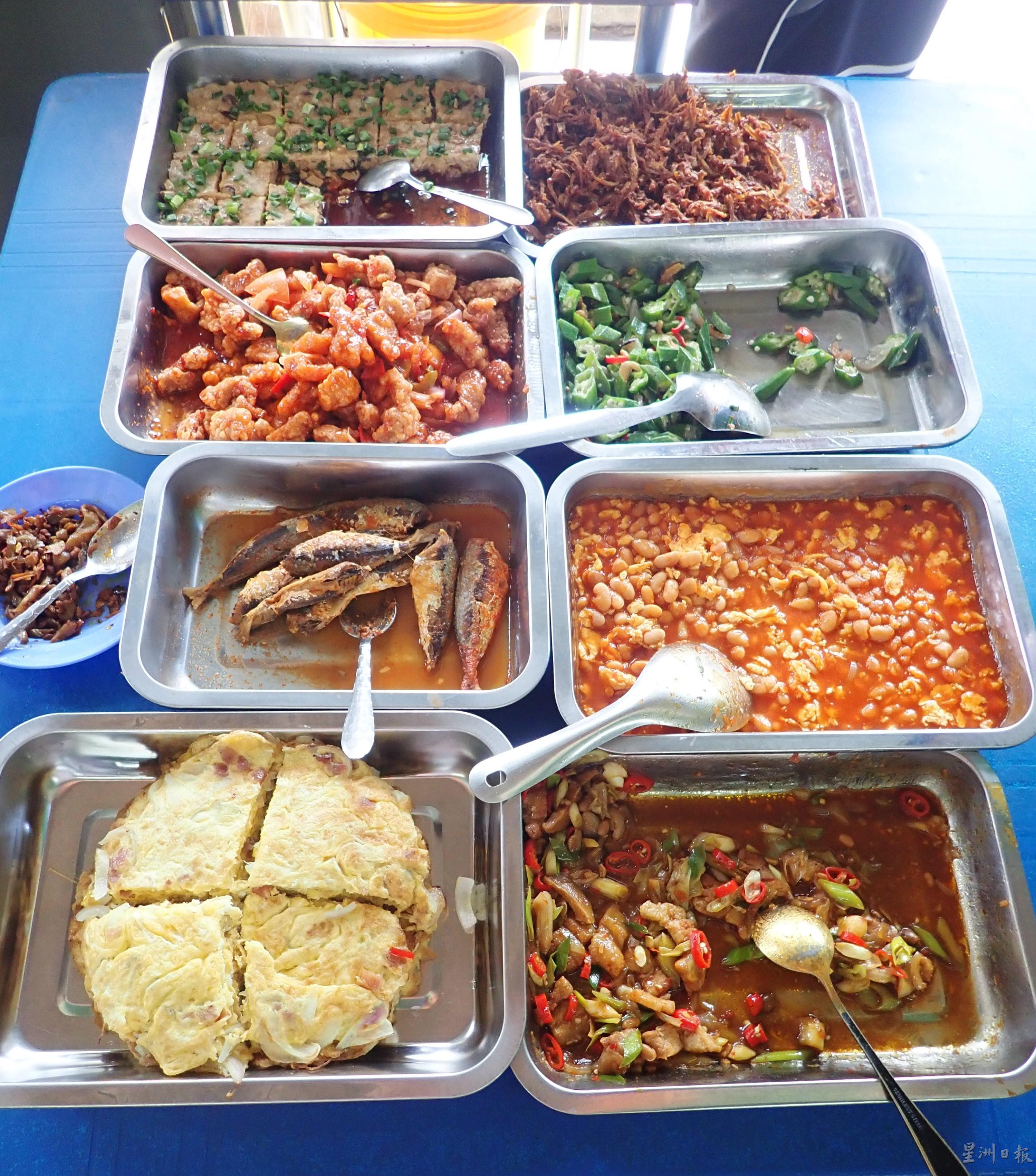 椰浆饭部分的菜式，有炸鱼、炸虾蛄、黄豆、羊角豆及蛋等。

