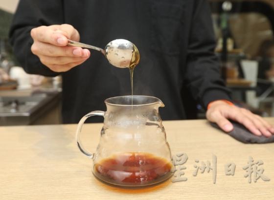 8.可根据个人的喜好，在黑咖啡内加入适量的蜂蜜，搅拌均匀即可饮用。比起白砂糖，蜂蜜更能提升与增加咖啡的风味，让黑咖啡多一股花香。