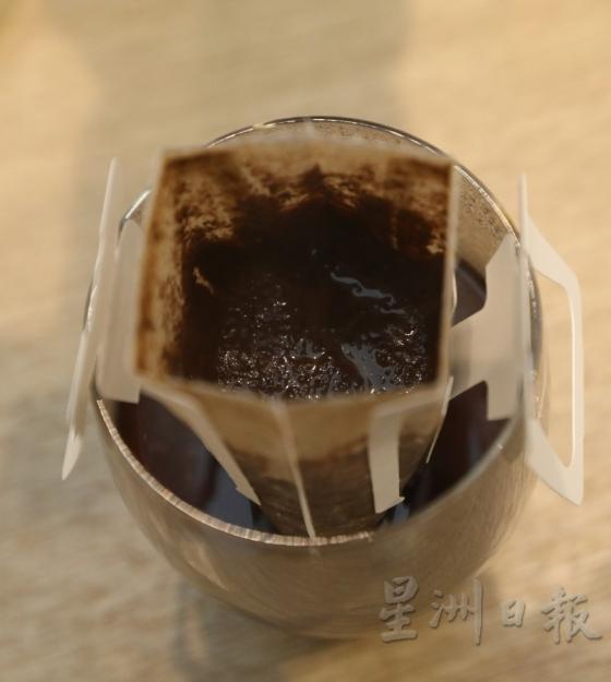 4. 第二与三次注入热水前，先待上一次的水滴完，因咖啡粉吸收水份后会膨胀与湿透，所以会呈水泥状，速度也因此一次比一次缓慢。