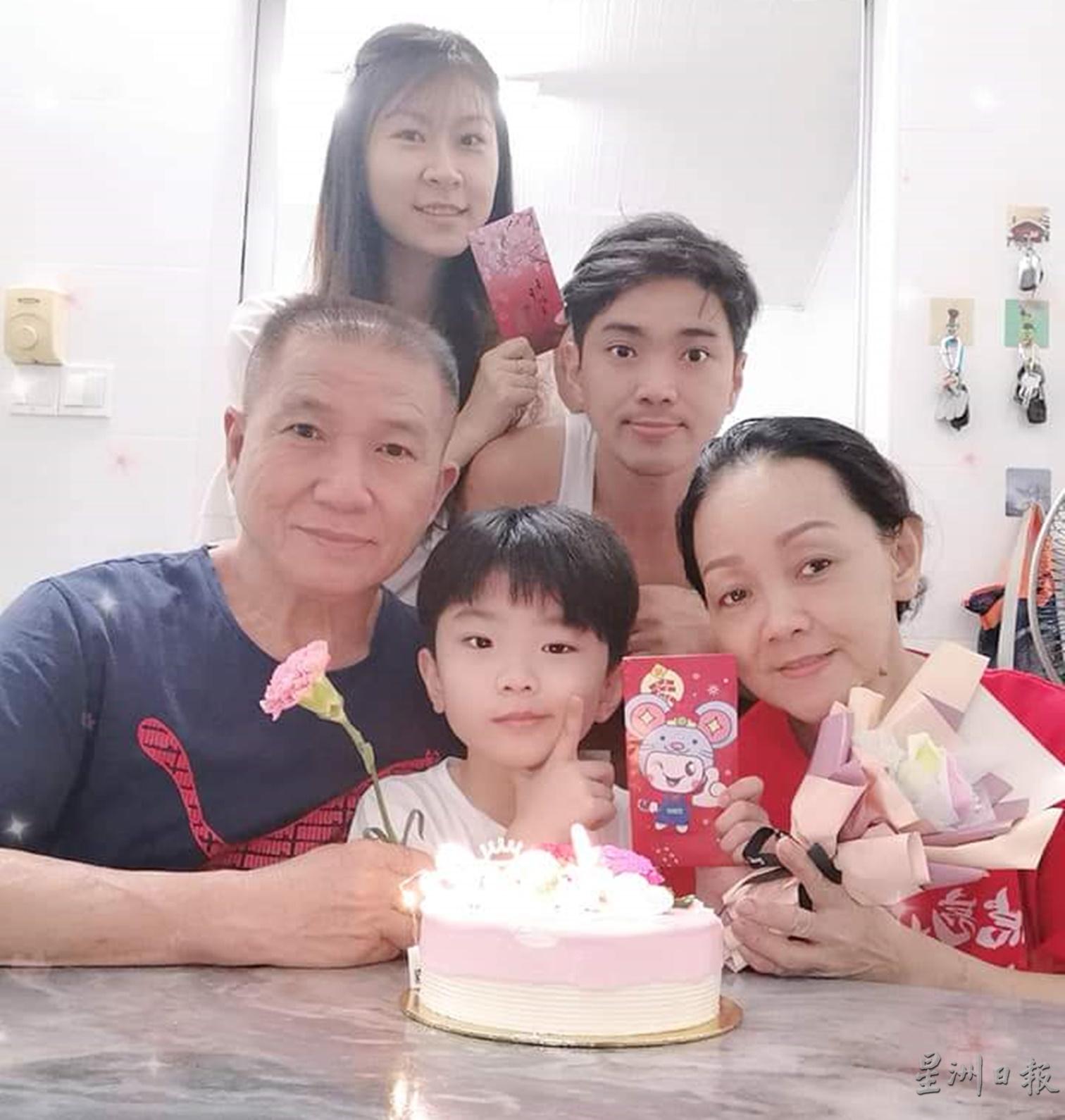 陈雄伟非常注重亲情，一家人与父母亲为孩子庆生。

