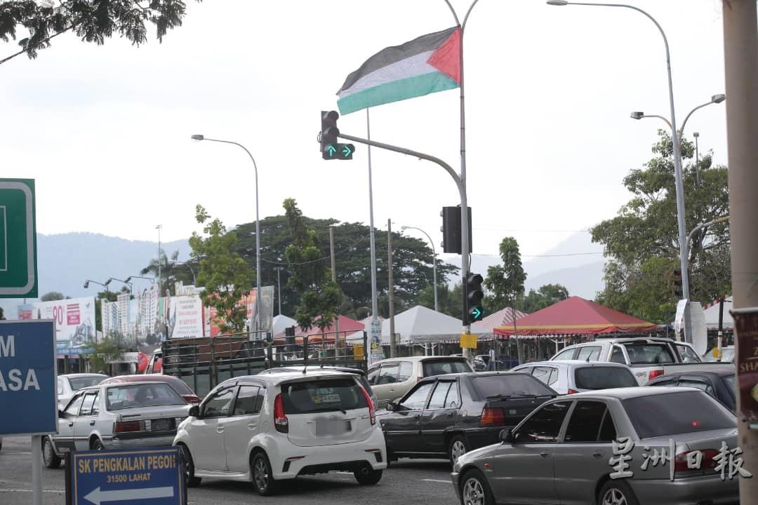 在大和园路与上环18商业区第19/9路界之处，电灯柱上被人挂了巴勒斯坦国旗。  