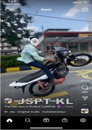 青年在马路上骑摩托车进行“翘孤轮”前轮离地危险动作遭民众拍下流传到社交媒体。