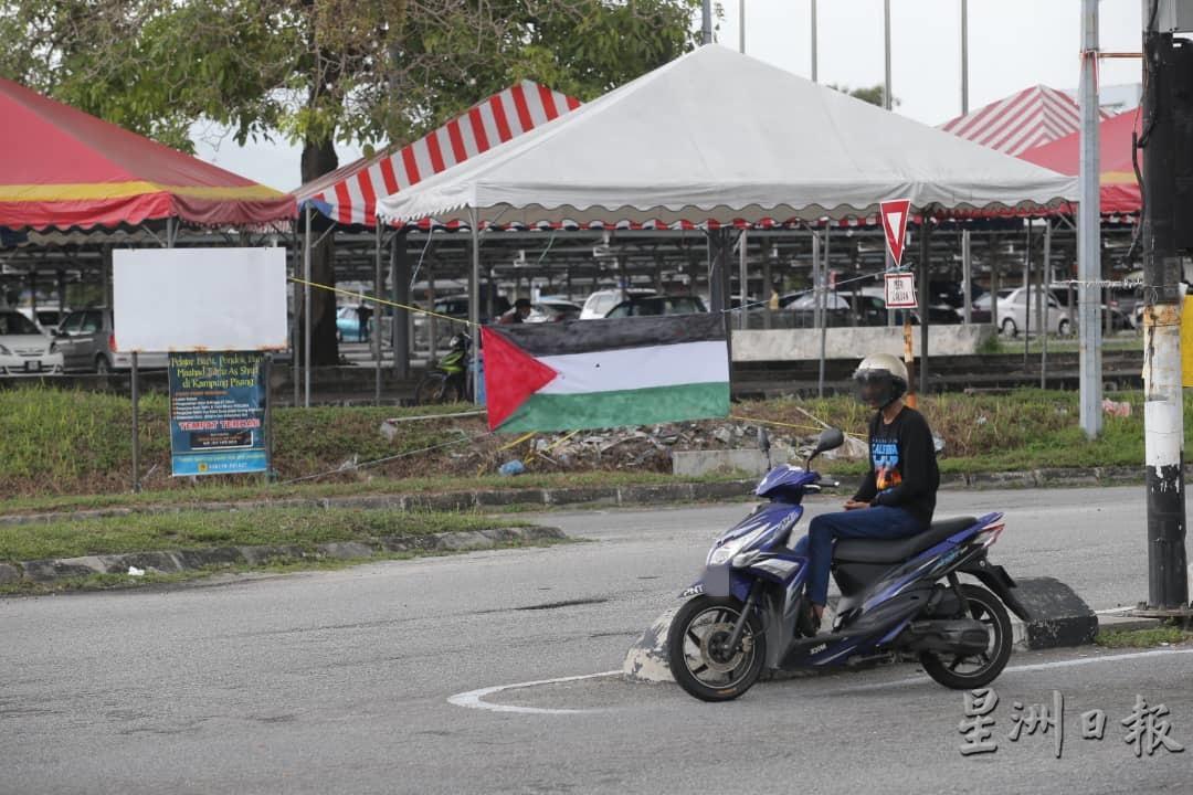 交通灯旁边挂上巴勒斯坦国旗。  