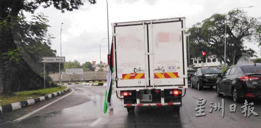 一辆罗里的背部也插著一面巴勒斯坦国旗。

